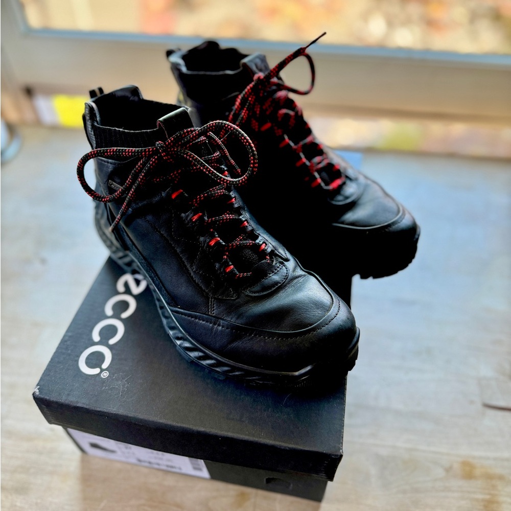 ECCO women’s black leather hiking boots (Exohike Women's Mid GTX)